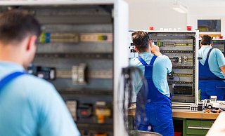 Drei junge Flüchtlinge arbeiten im Ausbildungszentrum der Siemens Professional Education. - Foto: Monika Skolimowska/ZB/dpa Drei junge Flüchtlinge arbeiten im Ausbildungszentrum der Siemens Professional Education. - Foto: Monika Skolimowska/ZB/dpa