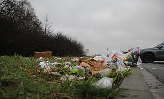 Unbekannte haben erneut wilden Müll auf dem Pendlerparkplatz an der Osnabrücker Straße abgeladen. Diesmal führt eine Spur aber nach Enger. - Florian Weyand Unbekannte haben erneut wilden Müll auf dem Pendlerparkplatz an der Osnabrücker Straße abgeladen. Diesmal führt eine Spur aber nach Enger. - Florian Weyand