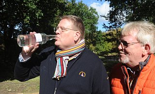 Stemwedes Bürgermeister Kai Abruszat nahm bei der Kurpark-Eröffnung einen Schluck aus der Flasche mit schwefelhaltigem Heilwasser. Die Heilquellen in Levern wurden schon Ende des 17. Jahrhunderts genutzt. Perspektivisch kann sich der Bürgermeister vorstellen, dass die Quellen nicht nur im Kurpark erlebbar sind, sondern auch wieder genutzt werden. - Joern Spreen-Ledebur Stemwedes Bürgermeister Kai Abruszat nahm bei der Kurpark-Eröffnung einen Schluck aus der Flasche mit schwefelhaltigem Heilwasser. Die Heilquellen in Levern wurden schon Ende des 17. Jahrhunderts genutzt. Perspektivisch kann sich der Bürgermeister vorstellen, dass die Quellen nicht nur im Kurpark erlebbar sind, sondern auch wieder genutzt werden. - Joern Spreen-Ledebur