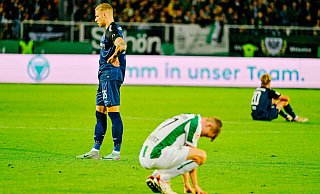 Nach dem 3:3 in Münster herrscht bei den Paderbornern Felix Platte (l.) und Felix Götze (hinten) die pure Enttäuschung. Münsters Jan ter Horst (vorne) dürfte eher aus Erschöpfung in die Knie gehen. - Besim Mazhiqi Nach dem 3:3 in Münster herrscht bei den Paderbornern Felix Platte (l.) und Felix Götze (hinten) die pure Enttäuschung. Münsters Jan ter Horst (vorne) dürfte eher aus Erschöpfung in die Knie gehen. - Besim Mazhiqi