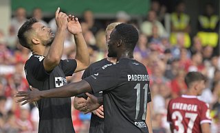 Visar Musliu (l) feiert mit seinen Mitspielern das 0:2 für den SC Paderborn. - dpa Visar Musliu (l) feiert mit seinen Mitspielern das 0:2 für den SC Paderborn. - dpa
