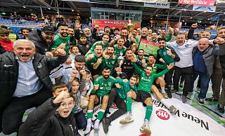 So sehen Sieger aus. Die Spieler des SC Hicret feiern ihren ersten Stadtmeister-Titel mit Kind und Kegel. - Andreas Zobe So sehen Sieger aus. Die Spieler des SC Hicret feiern ihren ersten Stadtmeister-Titel mit Kind und Kegel. - Andreas Zobe