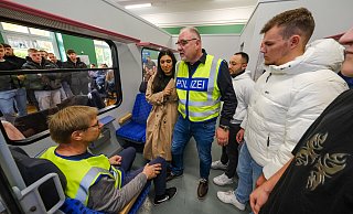 Bundespolizist Carsten Weidanz (v.l.) und Hauptkommissar Hermann Lampen erklären, was Menschen in der Bahn schneller zu Opfern macht. Schon der Sitzplatz entscheidet. - Andreas Zobe Bundespolizist Carsten Weidanz (v.l.) und Hauptkommissar Hermann Lampen erklären, was Menschen in der Bahn schneller zu Opfern macht. Schon der Sitzplatz entscheidet. - Andreas Zobe
