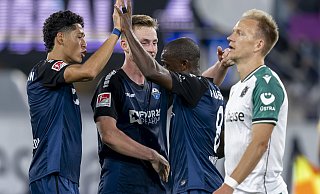 SCP-Mittelfeldspieler Santiago Castañeda (links) hat in dieser Saison bereits 18 Foulspiele begangen – der fünfthöchste Wert ligaweit. Hier ist er beim Abklatschen mit David Kinsombi zu sehen. - dpa SCP-Mittelfeldspieler Santiago Castañeda (links) hat in dieser Saison bereits 18 Foulspiele begangen – der fünfthöchste Wert ligaweit. Hier ist er beim Abklatschen mit David Kinsombi zu sehen. - dpa