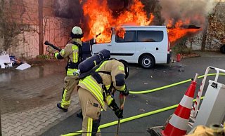Beim Eintreffen der Feuerwehr schlugen die Flammen aus dem Camper. - Feuerwehr Warburg Beim Eintreffen der Feuerwehr schlugen die Flammen aus dem Camper. - Feuerwehr Warburg