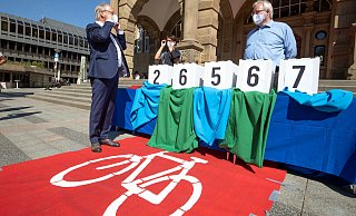 Oberbürgermeister Pit Clausen (links) nahm die 26.567 Unterschriften des Radentscheids vor dem Alten Rathaus entgegen. Foto: Oliver Krato - Oliver Krato Oberbürgermeister Pit Clausen (links) nahm die 26.567 Unterschriften des Radentscheids vor dem Alten Rathaus entgegen. Foto: Oliver Krato - Oliver Krato