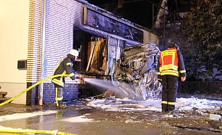 In Höxter-Stahle ist ein Auto in einen Friseursalon gerast. Nun steht die Identität des Opfers fest. - David Schellenberg In Höxter-Stahle ist ein Auto in einen Friseursalon gerast. Nun steht die Identität des Opfers fest. - David Schellenberg