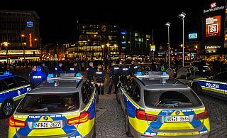 Am Rande der Demo mit etwa 300 Teilnehmern kam es zu tumultartigen Szenen und körperlichen Auseinandersetzungen. - Symbolfoto: Christian Mathiesen Am Rande der Demo mit etwa 300 Teilnehmern kam es zu tumultartigen Szenen und körperlichen Auseinandersetzungen. - Symbolfoto: Christian Mathiesen