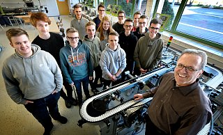 Büffeln andere Sachen: Gymnasiasten an der Berufsschule mit Bereichsleiter Jörg Hoffmann. - Andreas Frücht Büffeln andere Sachen: Gymnasiasten an der Berufsschule mit Bereichsleiter Jörg Hoffmann. - Andreas Frücht