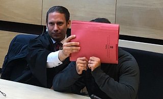 Fehlte vor Gericht: Taylan C., hier mit Strafverteidiger Clemens Louis. - Jürgen Mahncke Fehlte vor Gericht: Taylan C., hier mit Strafverteidiger Clemens Louis. - Jürgen Mahncke