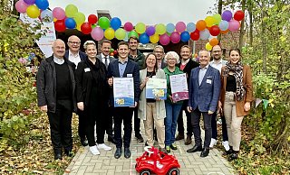 Pastor Wilhelm Rüther (v. l.), Bernhard Hoppe-Biermeyer (MdL), Karin Suerland (KSB), Bürgermeister Ulrich Berger, Dominik Brett (KSJ), Investor Benedikt Rotte, Ann-Christin Knaup (Kita-Leitung), Ortsvorsteher Oberntudorf Hans Werner Wessel, Nicole Winkler (TSV Tudorf), Günther Uhrmeister (Kreisjugendamt), Diethelm Krause (KSB), Ralf Pahlsmeier (KSB) und Mitinvestorin Corinna Rotte bei der offiziellen Einweihung und Zertifizierung. - Carola Drabon Pastor Wilhelm Rüther (v. l.), Bernhard Hoppe-Biermeyer (MdL), Karin Suerland (KSB), Bürgermeister Ulrich Berger, Dominik Brett (KSJ), Investor Benedikt Rotte, Ann-Christin Knaup (Kita-Leitung), Ortsvorsteher Oberntudorf Hans Werner Wessel, Nicole Winkler (TSV Tudorf), Günther Uhrmeister (Kreisjugendamt), Diethelm Krause (KSB), Ralf Pahlsmeier (KSB) und Mitinvestorin Corinna Rotte bei der offiziellen Einweihung und Zertifizierung. - Carola Drabon
