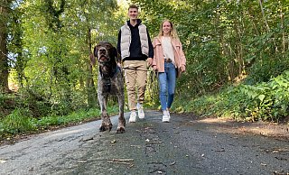 Auf dem Weg ins neue Zuhause: Hunde-Opi "Knut", dessen altes Herrchen wegen Totschlags eine neunjährige Haftstrafe verbüßt, darf sich auf seine neue Heimat in Ostenfelde wohnen. Jannika Haase und Moritz Stang haben den Deutsch Drahthaar-Rüden ins Herz geschlossen und nehmen ihn bei sich auf. - Christian Bröder Auf dem Weg ins neue Zuhause: Hunde-Opi "Knut", dessen altes Herrchen wegen Totschlags eine neunjährige Haftstrafe verbüßt, darf sich auf seine neue Heimat in Ostenfelde wohnen. Jannika Haase und Moritz Stang haben den Deutsch Drahthaar-Rüden ins Herz geschlossen und nehmen ihn bei sich auf. - Christian Bröder