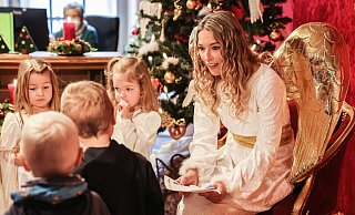 Das Christkind nimmt in der Christkindpostfiliale in Engleskirchen Wunschzettel von Kindern entgegen. - Oliver Berg/dpa Das Christkind nimmt in der Christkindpostfiliale in Engleskirchen Wunschzettel von Kindern entgegen. - Oliver Berg/dpa