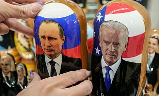 Auf traditionellen russischen Holzpuppen (Matrjoschkas) sind Russlands Präsident Wladimir Putin (l) und US-Präsident Joe Biden zu sehen. - Foto: Pavel Golovkin/AP/dpa Auf traditionellen russischen Holzpuppen (Matrjoschkas) sind Russlands Präsident Wladimir Putin (l) und US-Präsident Joe Biden zu sehen. - Foto: Pavel Golovkin/AP/dpa
