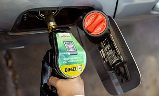 Dieselkraftstoff wird derzeit mit nur 47,04 Cent pro Liter besteuert. Dafür ist die Kfz-Steuer höher als beim Benzin. - Foto: Carsten Koall/dpa Dieselkraftstoff wird derzeit mit nur 47,04 Cent pro Liter besteuert. Dafür ist die Kfz-Steuer höher als beim Benzin. - Foto: Carsten Koall/dpa