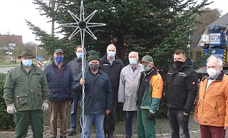 Heinz Kipshagen (v.l.), Norbert Kockhans, Michael Blumenthal, Peter Joachim, Joachim Menke, Adolf Köhler, Helmut Altemeier, Markus Aßmann und Gerhard Blumenthal helfen beim Aufstellen. - Arbeitskreis Brauchtum Heinz Kipshagen (v.l.), Norbert Kockhans, Michael Blumenthal, Peter Joachim, Joachim Menke, Adolf Köhler, Helmut Altemeier, Markus Aßmann und Gerhard Blumenthal helfen beim Aufstellen. - Arbeitskreis Brauchtum