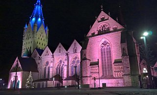Im Lichterglanz: Der Paderborner Dom mit Weihnachtsbeleuchtung. - Hans-Hermann Igges Im Lichterglanz: Der Paderborner Dom mit Weihnachtsbeleuchtung. - Hans-Hermann Igges