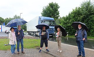 Die Anwohner Ursula und Rolf Hötte (v. l.), Stefan Detert, Karin Nolting und Wolfgang Peltzer berichten von kontinuierlichem Lkw-Lärm an der Kampstraße. - Judith Gladow Die Anwohner Ursula und Rolf Hötte (v. l.), Stefan Detert, Karin Nolting und Wolfgang Peltzer berichten von kontinuierlichem Lkw-Lärm an der Kampstraße. - Judith Gladow
