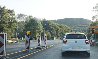 Kreuzungsbereich: Die Ampel steht derzeit auf der neuen Fahrbahn an der Einnmündung der Bundesstraße 64 zur Dringenberger Straße /Landesstraße 954. - Simone Flörke Kreuzungsbereich: Die Ampel steht derzeit auf der neuen Fahrbahn an der Einnmündung der Bundesstraße 64 zur Dringenberger Straße /Landesstraße 954. - Simone Flörke