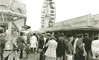 Ein Blick zurück ins Jahr 1974: Die wenigsten Wege waren vor 50 Jahren befestigt, es war also immer ein Glücksspiel, ob man halbwegs sauber nach Hause kam. - Sammlung Erdtmann Ein Blick zurück ins Jahr 1974: Die wenigsten Wege waren vor 50 Jahren befestigt, es war also immer ein Glücksspiel, ob man halbwegs sauber nach Hause kam. - Sammlung Erdtmann