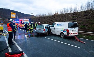 Bei dem schweren Unfall auf der B482 kam eine 65-jährige Frau aus Minden ums Leben. Die Polizei sucht nun nach Zeugen. Foto: - Feuerwehr Porta/Michael Horst Bei dem schweren Unfall auf der B482 kam eine 65-jährige Frau aus Minden ums Leben. Die Polizei sucht nun nach Zeugen. Foto: - Feuerwehr Porta/Michael Horst