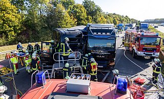 Die Autobahn war für die Rettungsarbeiten und bleibt für Aufräumarbeiten noch gesperrt. - Feuerwehr Porta/Michael Horst Die Autobahn war für die Rettungsarbeiten und bleibt für Aufräumarbeiten noch gesperrt. - Feuerwehr Porta/Michael Horst