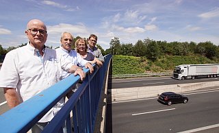 Anwohner der A30 Bodo Meier (v.l.), Ulf Dreier (stellvertretender Bürgermeister in Bünde), Angela Lück (SPD-Landtagsabgeordnete) und Stefan Schwartze (SPD-Bundestagsabgeordneter). - Niklas Krämer Anwohner der A30 Bodo Meier (v.l.), Ulf Dreier (stellvertretender Bürgermeister in Bünde), Angela Lück (SPD-Landtagsabgeordnete) und Stefan Schwartze (SPD-Bundestagsabgeordneter). - Niklas Krämer