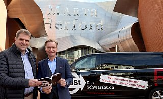 Der Präsident des Bundes der Steuerzahler Deutschland, Reiner Holznagel (rechts), und Rik Steinheuer, Vorsitzender in NRW, präsentierten vor dem Marta bemerkenswerte Fälle von Verschwendung der vergangenen Jahrzehnte. - Frank-Michael Kiel-Steinkamp Der Präsident des Bundes der Steuerzahler Deutschland, Reiner Holznagel (rechts), und Rik Steinheuer, Vorsitzender in NRW, präsentierten vor dem Marta bemerkenswerte Fälle von Verschwendung der vergangenen Jahrzehnte. - Frank-Michael Kiel-Steinkamp