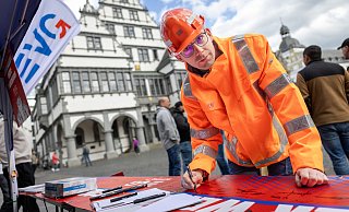Mark Bartram arbeitet im Paderborner Ausbesserungswerk, für dessen Erhalt er sich einsetzt. Bei der Aktion vor dem Rathaus hat er sich in eine Unterschriftenliste eingetragen und seinen Namen auf einem Banner hinterlassen. - Niklas Tüns Mark Bartram arbeitet im Paderborner Ausbesserungswerk, für dessen Erhalt er sich einsetzt. Bei der Aktion vor dem Rathaus hat er sich in eine Unterschriftenliste eingetragen und seinen Namen auf einem Banner hinterlassen. - Niklas Tüns
