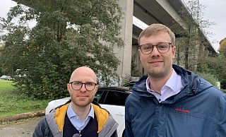 Marvin Jekel (l.) und Nils Kallina, Planungsexperten der DB InfraGo, schauten sich jetzt im Großraum Herford um und erläuterten den Stand der Dinge in Sachen Ertüchtigung der Bahntrasse Hannover-Bielefeld. - DB Marvin Jekel (l.) und Nils Kallina, Planungsexperten der DB InfraGo, schauten sich jetzt im Großraum Herford um und erläuterten den Stand der Dinge in Sachen Ertüchtigung der Bahntrasse Hannover-Bielefeld. - DB