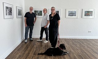 Wolfgang Brenner (l.), Heiko Nowak (m.) und Dagmar Venus (r.) haben mit internationalen Fotografinnen und Fotografen eine Fotoausstellung im Kunstverein Paderborn eröffnet. - Verena Freiberg Wolfgang Brenner (l.), Heiko Nowak (m.) und Dagmar Venus (r.) haben mit internationalen Fotografinnen und Fotografen eine Fotoausstellung im Kunstverein Paderborn eröffnet. - Verena Freiberg