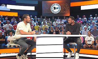 ZDF-Moderator Sven Voss interviewt Arminia Bielefelds Trainer Mitch Kniat. - Screenshot NW ZDF-Moderator Sven Voss interviewt Arminia Bielefelds Trainer Mitch Kniat. - Screenshot NW