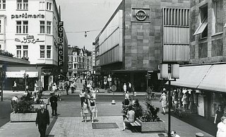 Die Bahnhofstraße wird vor 50 Jahren Fußgängerzone. Einige Geschäfte von damals gibt es auch heute noch. - Stadtarchiv Bielefeld Die Bahnhofstraße wird vor 50 Jahren Fußgängerzone. Einige Geschäfte von damals gibt es auch heute noch. - Stadtarchiv Bielefeld