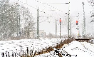 Nichts geht mehr: So wie hier im Landkreis Osnabrück sah es in der vergangenen Woche auch tagelang auf den Bahnstrecken in OWL aus. - picture alliance Nichts geht mehr: So wie hier im Landkreis Osnabrück sah es in der vergangenen Woche auch tagelang auf den Bahnstrecken in OWL aus. - picture alliance