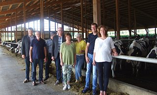 Stefan Schmidt vom Landwirtschaftlichen Kreisverband (v. l.), Ernst Flömer, Dirk Langelahn vom Landwirtschaftlichen Kreisverband, ?Rainer Meyer, Vorsitzender des Landwirtschaftlichen Kreisverbandes, Bianca Winkelmann, Anne Flömer, Cord und Miriam Peitsmeyer sahen sich den neuen Boxenlaufstall an. . Eine Wellnessanlage mit Bürsten und riesige Ventilatoren sind in dem neuen Stall auch vorhanden. ?Fotos: Karsten Schulz - Karsten Schulz Stefan Schmidt vom Landwirtschaftlichen Kreisverband (v. l.), Ernst Flömer, Dirk Langelahn vom Landwirtschaftlichen Kreisverband, ?Rainer Meyer, Vorsitzender des Landwirtschaftlichen Kreisverbandes, Bianca Winkelmann, Anne Flömer, Cord und Miriam Peitsmeyer sahen sich den neuen Boxenlaufstall an. . Eine Wellnessanlage mit Bürsten und riesige Ventilatoren sind in dem neuen Stall auch vorhanden. ?Fotos: Karsten Schulz - Karsten Schulz