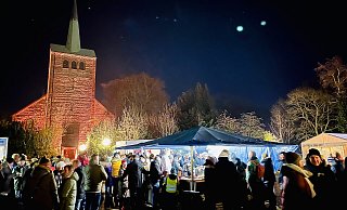Der dreitägige Weihnachtsmarkt in Jöllenbeck feierte Premiere auf dem Parkplatz des Gemeindehauses der Marienkirche. - Stefan Becker Der dreitägige Weihnachtsmarkt in Jöllenbeck feierte Premiere auf dem Parkplatz des Gemeindehauses der Marienkirche. - Stefan Becker