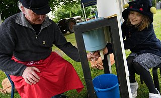 Nach einigen Versuchen hatte die achtjährige Fia das Melken raus. Klaus-Dieter Wodtke machte es vor. - Gerald Dunkel Nach einigen Versuchen hatte die achtjährige Fia das Melken raus. Klaus-Dieter Wodtke machte es vor. - Gerald Dunkel