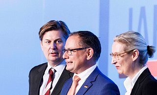 Der Europawahl-Spitzenkandidat Maximilian Krah (l.) auf der Bühne mit den AfD-Bundesvorsitzenden Tino Chrupalla und Alice Weidel. - Carsten Koall/dpa Der Europawahl-Spitzenkandidat Maximilian Krah (l.) auf der Bühne mit den AfD-Bundesvorsitzenden Tino Chrupalla und Alice Weidel. - Carsten Koall/dpa