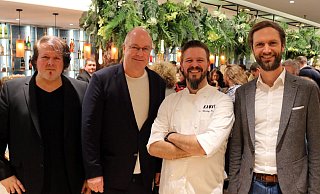 Lars Hesse (Geschäftsführer Hesse Food GmbH, v.l.), Uwe Seibel (Werbegemeinschaft), Christoph Hesse (Küchenchef und Geschäftsführer Hesse Food GmbH) und Franz Klingenthal (Modehaus Klingenthal) feiern die offizielle Eröffnung des Restaurants Kawaii. - Heiko Appelbaum Lars Hesse (Geschäftsführer Hesse Food GmbH, v.l.), Uwe Seibel (Werbegemeinschaft), Christoph Hesse (Küchenchef und Geschäftsführer Hesse Food GmbH) und Franz Klingenthal (Modehaus Klingenthal) feiern die offizielle Eröffnung des Restaurants Kawaii. - Heiko Appelbaum