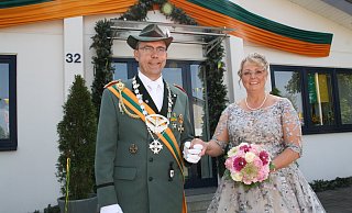 Abholen von der Residenz: Das Königspaar Ulrich und Christa Gerken genießt den Festsonntag in Marienloh. - Regina Brucksch Abholen von der Residenz: Das Königspaar Ulrich und Christa Gerken genießt den Festsonntag in Marienloh. - Regina Brucksch