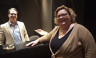 Man kennt sich: Regine Tönsing begrüßt den Geschäftsführer des Hotels Hansa am Gehrenberg, Henrik Krömer. - Peter Steinert Man kennt sich: Regine Tönsing begrüßt den Geschäftsführer des Hotels Hansa am Gehrenberg, Henrik Krömer. - Peter Steinert