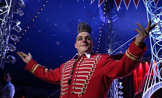 In der Manege: Die Akrobaten und Darsteller des Zirkus Paul Busch rund um Clown Hansi laden zum begeistert werden ein. - H. Korf/Circus Paul Busch In der Manege: Die Akrobaten und Darsteller des Zirkus Paul Busch rund um Clown Hansi laden zum begeistert werden ein. - H. Korf/Circus Paul Busch