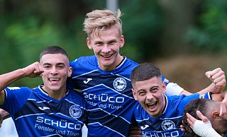 Vergangenheit: Bjarne Pudel (Mitte) jubelt künftig nicht mehr als Kapitän von Arminia Bielefelds U-19-Junioren, sondern als „Sechser“ des Regionalligisten SC Wiedenbrück. Fotos: Andreas Zobe - Foto: Andreas Zobe/NW Vergangenheit: Bjarne Pudel (Mitte) jubelt künftig nicht mehr als Kapitän von Arminia Bielefelds U-19-Junioren, sondern als „Sechser“ des Regionalligisten SC Wiedenbrück. Fotos: Andreas Zobe - Foto: Andreas Zobe/NW
