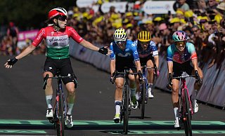 Radsportlerinnen um die Deutsche Liane Lippert (2.v.l) bei der Tour de France. - Peter Dejong/AP/dpa Radsportlerinnen um die Deutsche Liane Lippert (2.v.l) bei der Tour de France. - Peter Dejong/AP/dpa