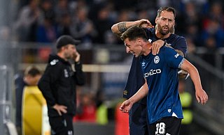 Gut gemacht, Marius: Arminia-Trainer Mitch Kniat holt kurz vor dem Ende der Partie gegen den 1. FC Magdeburg Rückkehrer Wörl vom Feld. - Teresa Kroeger Gut gemacht, Marius: Arminia-Trainer Mitch Kniat holt kurz vor dem Ende der Partie gegen den 1. FC Magdeburg Rückkehrer Wörl vom Feld. - Teresa Kroeger