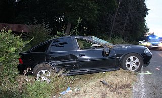 Infolge der Kollision überschlug sich der Opel. - Polizei Minden-Lübbecke Infolge der Kollision überschlug sich der Opel. - Polizei Minden-Lübbecke