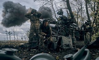 Seit nunmehr acht Monaten stellt sich die Ukraine dem russischen Militär entgegen - wobei die Kreml-Truppen nach britischer Einschätzung zunehmend hohe Risiken eingehen müssen. (Archivbild) - Libkos/AP/dpa Seit nunmehr acht Monaten stellt sich die Ukraine dem russischen Militär entgegen - wobei die Kreml-Truppen nach britischer Einschätzung zunehmend hohe Risiken eingehen müssen. (Archivbild) - Libkos/AP/dpa
