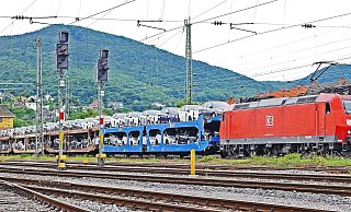 Bei Tempo 100 krallte sich die Frau auf einem der Autowaggons des Güterzuges fest. - Symbolfoto: pixabay / Creative Commons Bei Tempo 100 krallte sich die Frau auf einem der Autowaggons des Güterzuges fest. - Symbolfoto: pixabay / Creative Commons