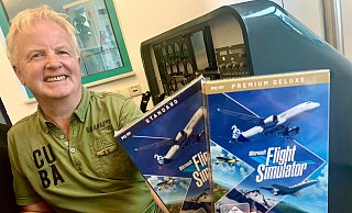 Winfried Diekmann, Geschäftsführer von Aerosoft, zeigt die Verpackungen des Microsoft Flight Simulators 2020. Die Boxen waren eine Aerosoft-Idee, jetzt kümmert sich die Firma um den Vertrieb in Europa. - Jens Reddeker Winfried Diekmann, Geschäftsführer von Aerosoft, zeigt die Verpackungen des Microsoft Flight Simulators 2020. Die Boxen waren eine Aerosoft-Idee, jetzt kümmert sich die Firma um den Vertrieb in Europa. - Jens Reddeker