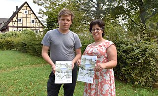 Landschaftsarchitekt Franz Reschke und Landesgartenschau-Geschäftsführerin Claudia Koch stellen die Wettbewerbsdokumentation vor, die kostenlos im Stadthaus und an der Tourist-Info ausliegt. - Schöning/LGS Landschaftsarchitekt Franz Reschke und Landesgartenschau-Geschäftsführerin Claudia Koch stellen die Wettbewerbsdokumentation vor, die kostenlos im Stadthaus und an der Tourist-Info ausliegt. - Schöning/LGS